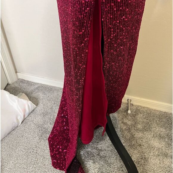 👠Teeze Me burgundy sequin strappy open back fitted evening maxi dress size small - Picture 8 of 9